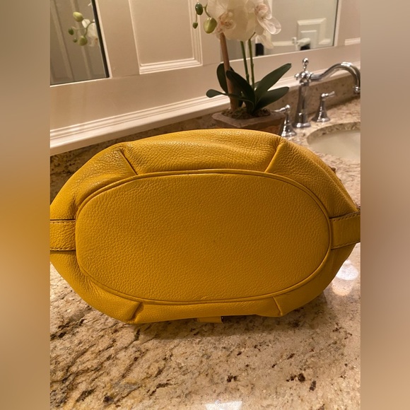 MICHAEL KORS DESIGNER HANDBAG WITH MATCHING WALLET - Picture 4 of 9